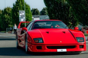 Lewis Hamilton makes stunning Ferrari F40 entrance at Italian Grand Prix