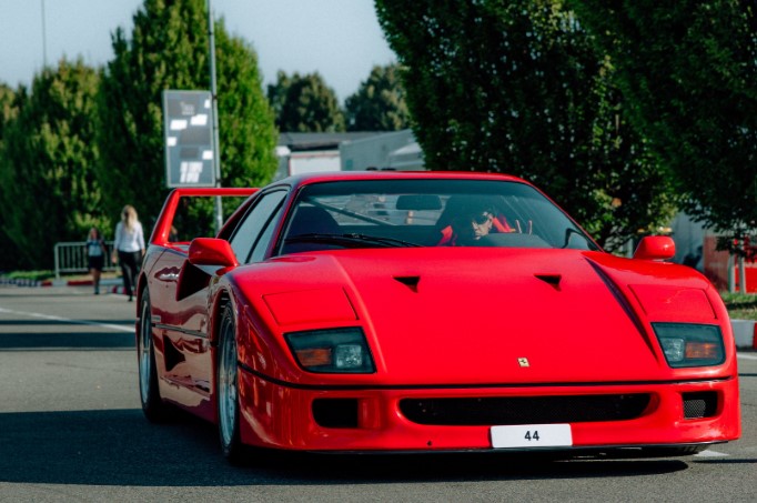 Lewis Hamilton makes stunning Ferrari F40 entrance at Italian Grand Prix