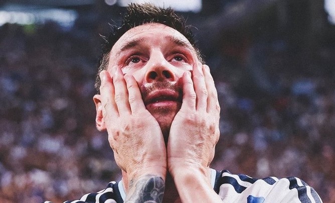 Lionel Messi stops car to thank fans after emotional farewell following international retirement